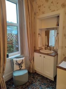 珀斯度纳兰旅馆的一间带水槽和镜子的浴室