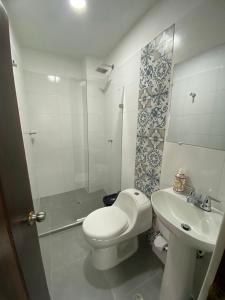 蒙波斯HOTEL PLAZA BOLIVAR MOMPOX ubicado en el centro histórico con parqueadero interno的浴室配有卫生间、盥洗盆和淋浴。
