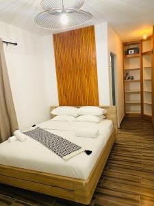 藻德济Moya Résidence by MD的一间卧室配有两张床和吊灯。