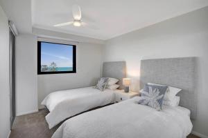 亚历山德拉岬角Panoramic Ocean View 2 bed 2 bath的一间白色卧室,配有两张床和窗户