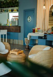帕尔盖利亚波尔图乌丽赛住宅酒店的客厅配有木质国际象棋,位于地板上