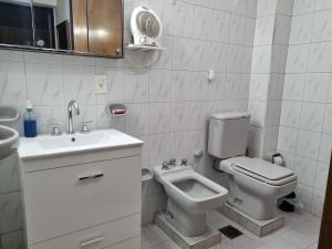 门多萨La casa de Chiqui的白色的浴室设有卫生间和水槽。