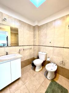 门多萨Lumiere Apartments - Departamento en Complejo Residencial的一间带卫生间和水槽的浴室