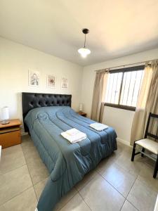 门多萨Lumiere Apartments - Departamento en Complejo Residencial的一间卧室配有一张带蓝色毯子的大床