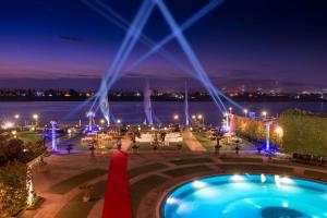 卢克索索尼斯塔圣乔治酒店 - 会议中心的享有水景的游泳池