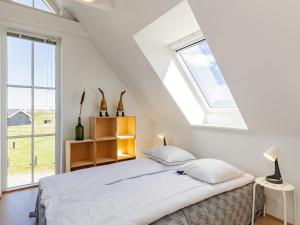 诺尔林格比Holiday Home Lyngbyvej V的一间卧室设有一张床和一个大窗户