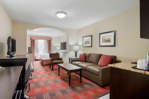 雷德迪尔红鹿贝斯特韦斯特PLUS酒店的酒店客房设有沙发和客厅。