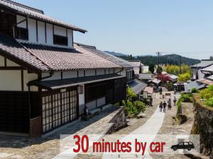 Okuwa阿寺温泉 フォレスパ木曽あてら荘的亚斯村的一条街道,有几分钟的车程