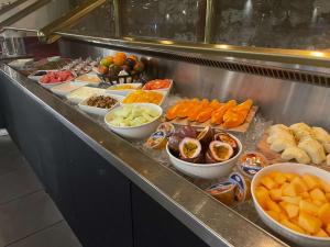 凯恩斯凯恩斯太平洋大酒店的包含不同种类水果和蔬菜的自助餐