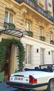 巴黎美妙停留酒店的停在大楼前的白色汽车