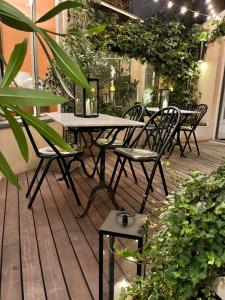 巴黎美妙停留酒店的户外庭院设有桌椅和植物