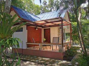 湄南海滩帕兰酒店度假村的一座带太阳能屋顶的小房子
