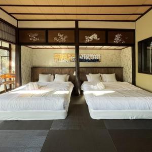 廿日市KIYOMORI的一间房间,有三张床