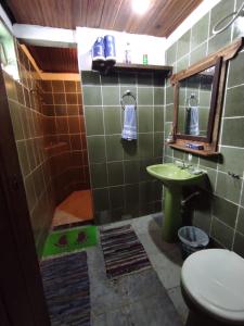 穆库热Hostel Mucugê的一间带水槽、卫生间和镜子的浴室