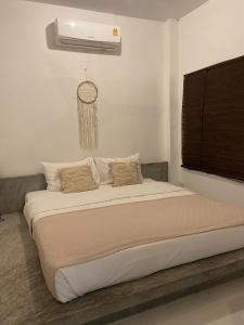 涛岛查利萨苏梅岛别墅酒店的一间卧室配有一张大床和空调