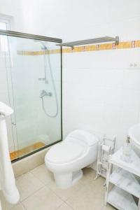 La Puntica de Juan DolioNew Sunny Villa With Pool Metro Country Club Juan Dolio的白色的浴室设有卫生间和淋浴。