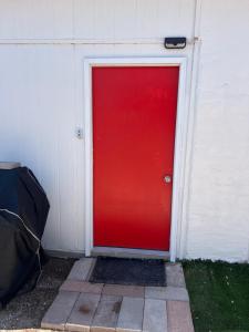 埃尔帕索Tiny Home的大楼一侧的红色门