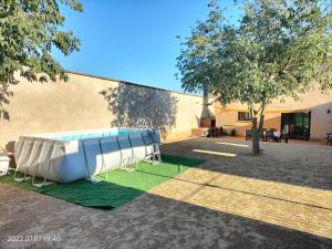 Ivars d'UrgellEl Niu de l'Estany的一座游泳池,位于一座建筑旁的院子内