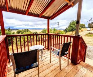 Santa YsabelThe Luminous Lodge-Remodeled Cabin W/ Valley Views的木制甲板上配有两把椅子和一张桌子
