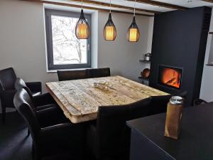 波斯基亚沃Romantic standalone 5 room cottage in Valposchiavo的一间带桌椅和壁炉的用餐室