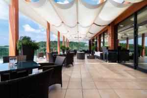 凯尔采奥德赛健康温泉俱乐部酒店的餐厅设有桌椅和窗户。