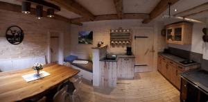 蓬高圣约翰Vorderkaseralm的一间厨房,内设一张木桌