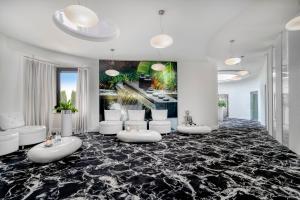 凯尔采奥德赛健康温泉俱乐部酒店的一间设有白色家具和壁画的房间