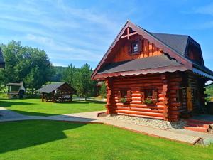 普列维扎Ubytovanie Koliba Pacho - Zrub Zuzka的小木屋,设有黑色屋顶