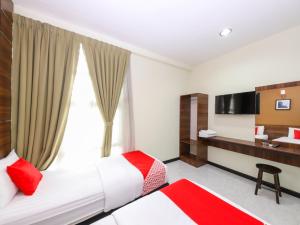 莎阿南Super OYO Capital O 812 Hotel SMC Seksyen 13的酒店客房,配有床和电视