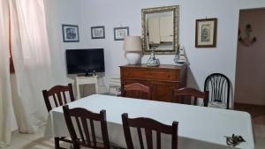 贝瓦尼亚圣彼得Villa San Michele的一间设有白色桌子和镜子的用餐室