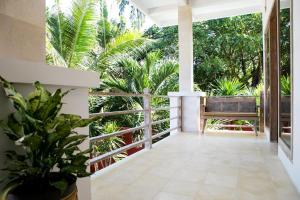八丹拜CASA MIMBA - Seaview Private Pool Villa Padangbai的享有树木和植物景致的门廊
