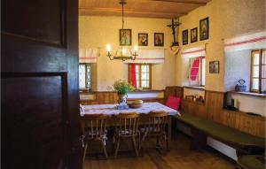 弗尔赫尼卡4 Bedroom Amazing Home In Vrhnika的一间厨房,里面配有桌椅