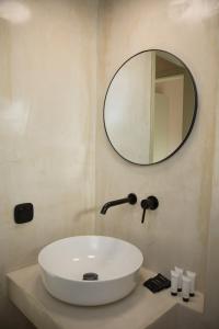卡马利Olive Villa的一间带水槽和镜子的浴室