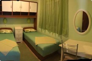 洛帕德Apartment Lopud 17200a的一间卧室设有两张单人床和一面镜子