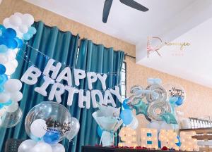 康卡尔切马拉Entire House Best Desaru Beach & Bandar Penawar Homestay Waterpark Instamass的生日派对,有蓝色和白色的气球,还有生日快乐的标志