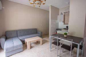 卡梅纳维洛拉Vasileiou Apartments的客厅配有沙发和桌子