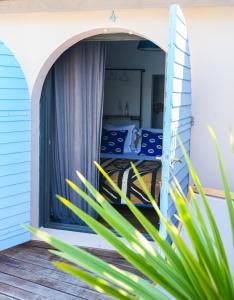 滨海萨纳里欧佩蒂特蒙德酒店的从房子的门廊上可欣赏到一间卧室的景色