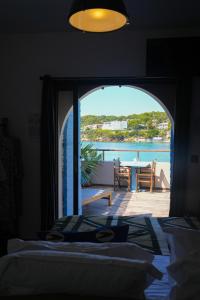 滨海萨纳里欧佩蒂特蒙德酒店的一间卧室享有水景,配有一张桌子