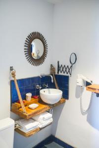 滨海萨纳里欧佩蒂特蒙德酒店的浴室设有水槽和墙上的镜子