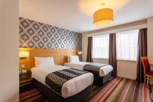泰恩河畔纽卡斯尔杰斯蒙纽卡斯尔假日酒店 的酒店客房设有两张床和窗户。