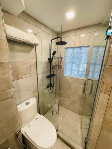 班派克龙菲Rayong Condo Chain studio room的一间带卫生间和玻璃淋浴间的浴室