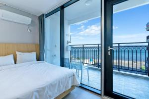 丽水市Gold Beach Resort的一间卧室设有一张床和一个阳台
