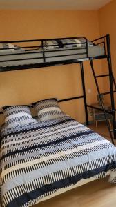 Les Fauvettes客房内的一张或多张双层床