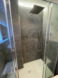 布勒伊-切尔维尼亚Baita del Cervino CIR n 0016的浴室里设有玻璃门淋浴
