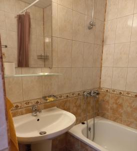圣弗拉斯Vega Village Ap A8的浴室配有盥洗盆、卫生间和浴缸。