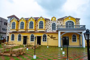 MundraThe Village Resort Mundra的黄色的房屋,设有桌子和庭院