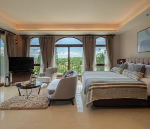 慕斯Toscana Valley Castello Della Vella的一间卧室设有一张大床和一个大窗户