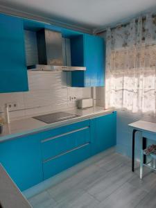 韦尔瓦Habitación Privada a 15 min de la Playa/Piso的蓝色和白色的厨房,配有蓝色的橱柜
