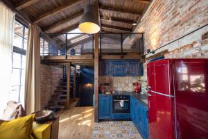 普罗夫迪夫NOMAD STUDIOS, Kapana的厨房配有蓝色橱柜和红色冰箱