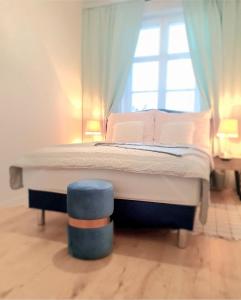 埃尔布隆格Apartament Amber Dwie Sypialnie Stare Miasto的一间卧室设有一张大床和窗户